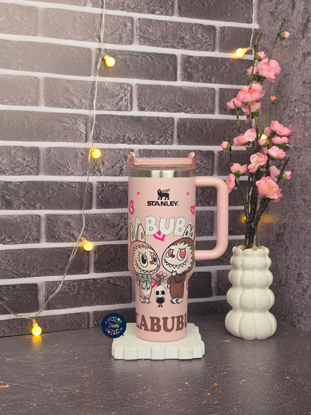 تراول ماگ استنلی طرح لبوبو (Labubu Edition) - ظرفیت ۴۰ انس (۱.۲ لیتر)