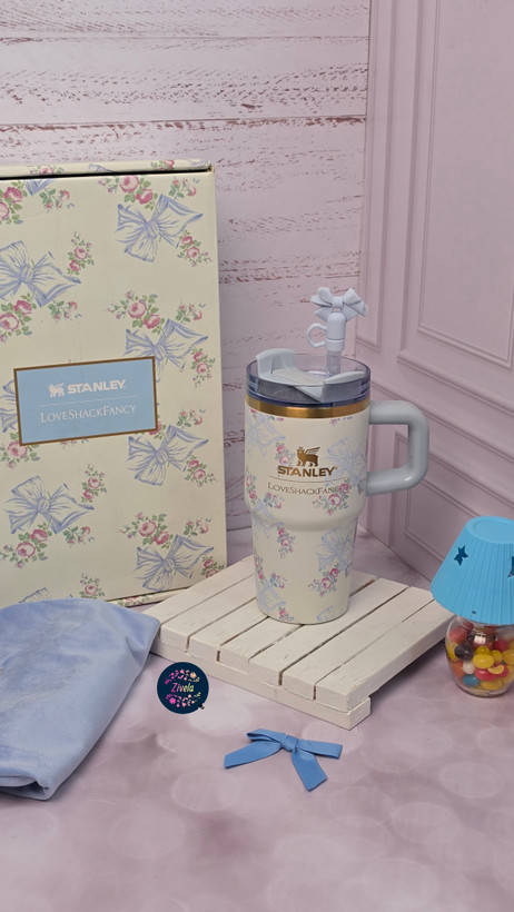تراول ماگ دستهدار استنلی طرح Fancy (Stanley x LoveShackFancy) – حجم ۵۹۱ میلیلیتر (20oz)
